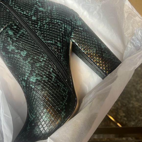 New in Box Larena Ponderosa Pine Block Heel Boot, 8.5 - Picture 7 of 7